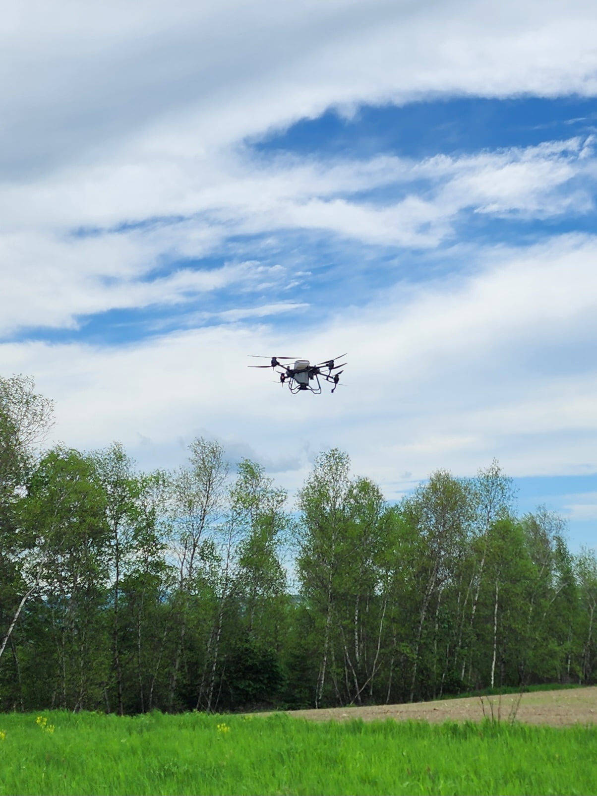 L’attribut alt de cette image est vide, son nom de fichier est drone-en-vol.jpg.