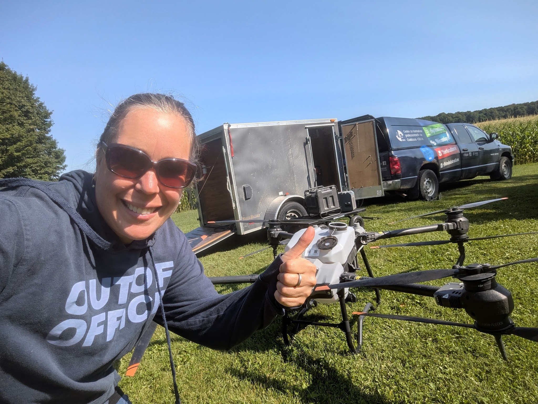 Karine Vachon fait un pouce en l'air devant un drone pour semis
